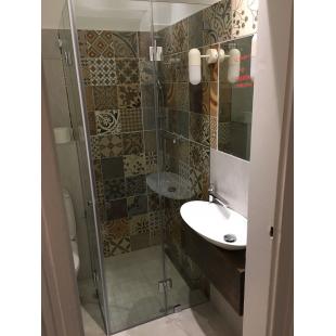 kismeretu furdoszoba tervezes latvanyterv berendezes lakberendezes mosdo marmy kludi csap zuhany wc csesze vintage csempe cementlap.jpg